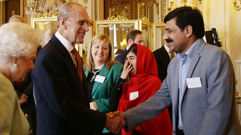 Illustration for article titled Malala Meets Queen Elizabeth, Gets the Royal Treatment